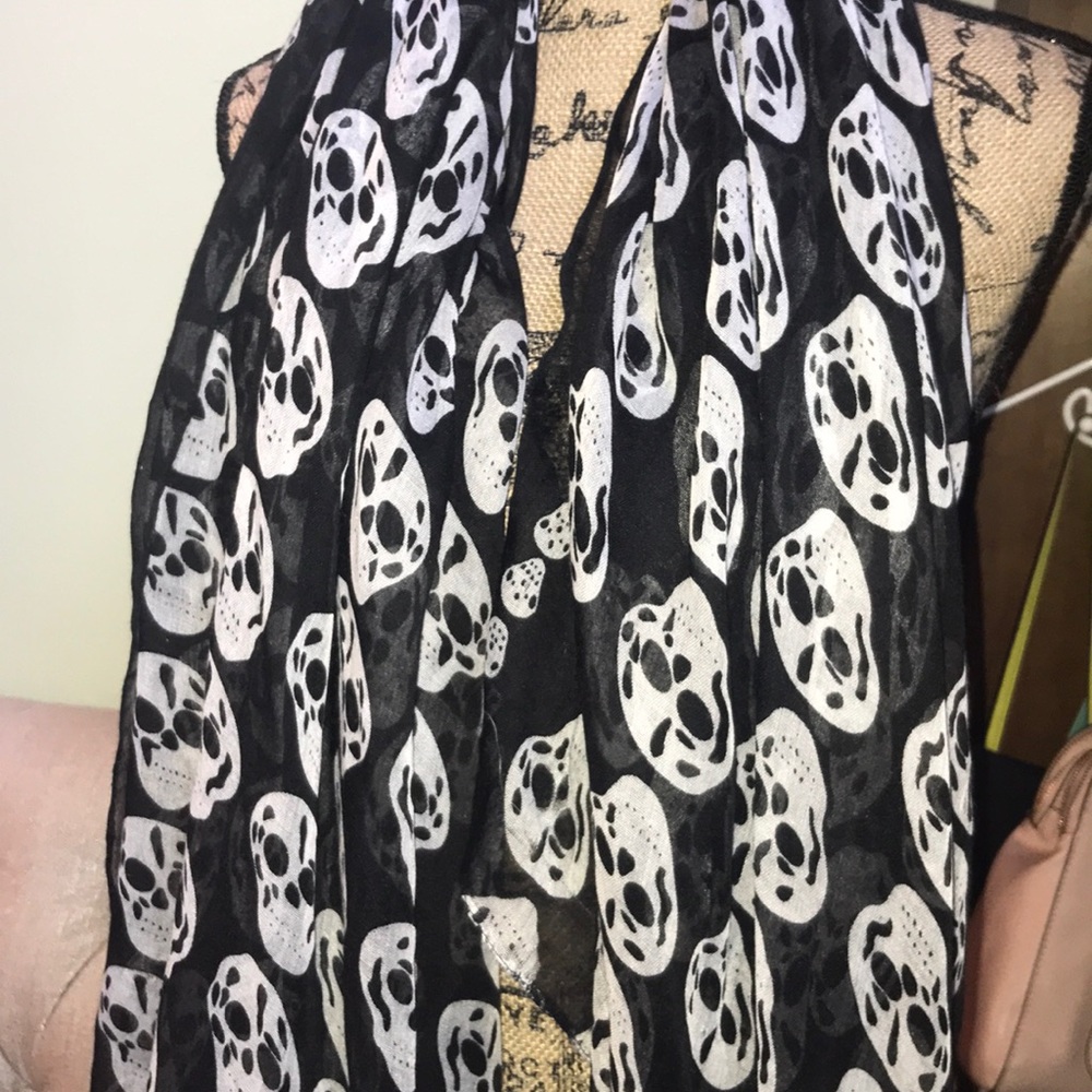 Skull Patterned Scarf - Picture 2 of 2